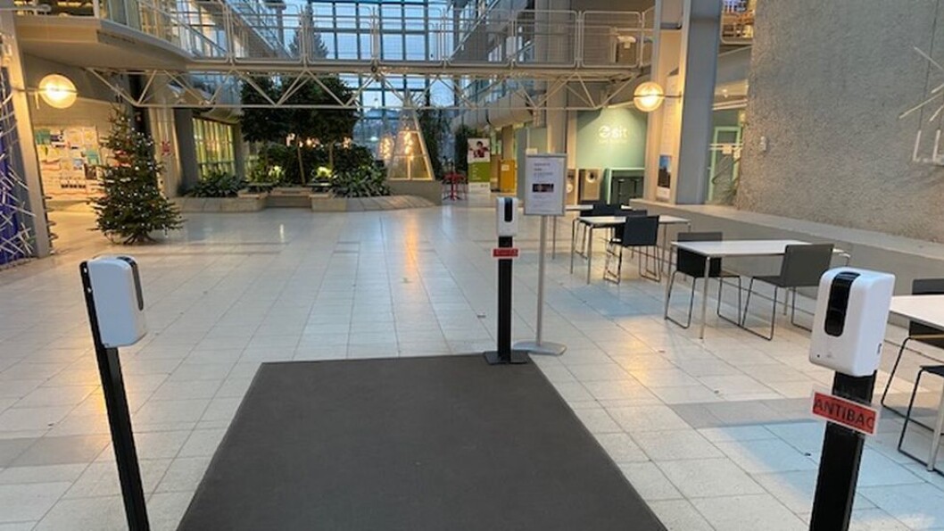 Den ansatte som er smittet, jobber ved IE-fakultetet. Den ansatte som er smittet, jobber ved IE-fakultetet.