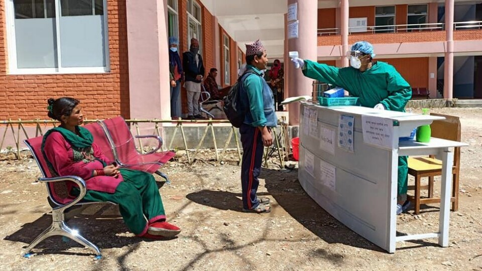 Utendørs registrering og febermåling av nye pasienter ved det nye lokalsykehuset Dolakha Hospital. Utstyr til dette lokalsykehuset var hovedsatsingen til NepaliMed Norway før pandemien brøt ut.
