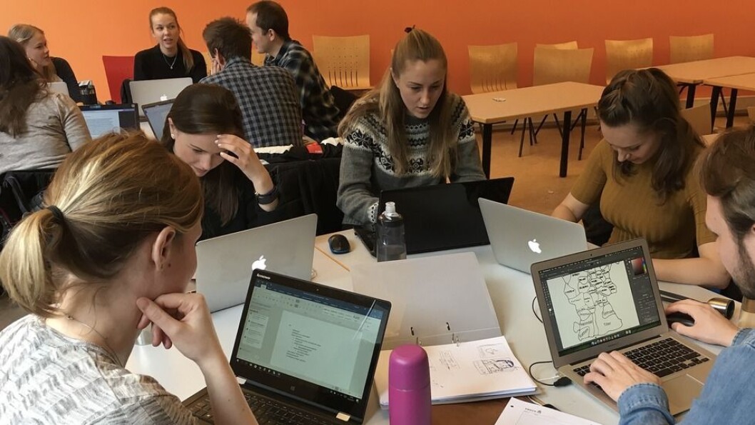 Problemstillingen omkring juks er spekket med paradokser. Hva hender om studenter samarbeider med andre? De kan for eksempel samarbeide, slik man øves i gjennom ordningen Ekperter i team (ill.foto). Problemstillingen omkring juks er spekket med paradokser. Hva hender om studenter samarbeider med andre? De kan for eksempel samarbeide, slik man øves i gjennom ordningen Ekperter i team (ill.foto).