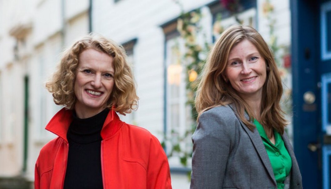 Journalistene Randi Lillealtern (t.v.) og Guro Kulset Merakerås har skrevet boken «Koronavåren». Journalistene Randi Lillealtern (t.v.) og Guro Kulset Merakerås har skrevet boken «Koronavåren».