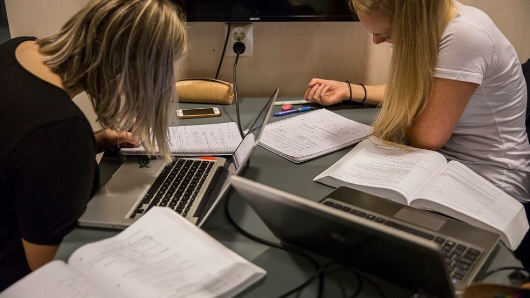 For mange oppleves det tryggest å sitte hjemme og lese, på grunn av frykt for koronasmitte. Derfor har biblioteket nå opprettet en virtuell lesesal. For mange oppleves det tryggest å sitte hjemme og lese, på grunn av frykt for koronasmitte. Derfor har biblioteket nå opprettet en virtuell lesesal.