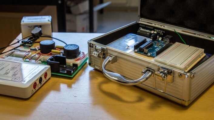 Elsys-studentene blir utstyrt med hver sin lille koffert med elektroniske duppeditter i første semester. - De kan ha lab på hybelen, i kantina eller i det nye læringsrommet, sier professor Lars Lundheim. Elsys-studentene blir utstyrt med hver sin lille koffert med elektroniske duppeditter i første semester. - De kan ha lab på hybelen, i kantina eller i det nye læringsrommet, sier professor Lars Lundheim.