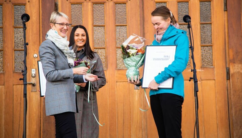 Anne Borg delte ut NTNU Studentbuddy i 2020. Da mottok Victoria Silva og Solveig Høgåsen prisen på vegne av linjelederforumene.