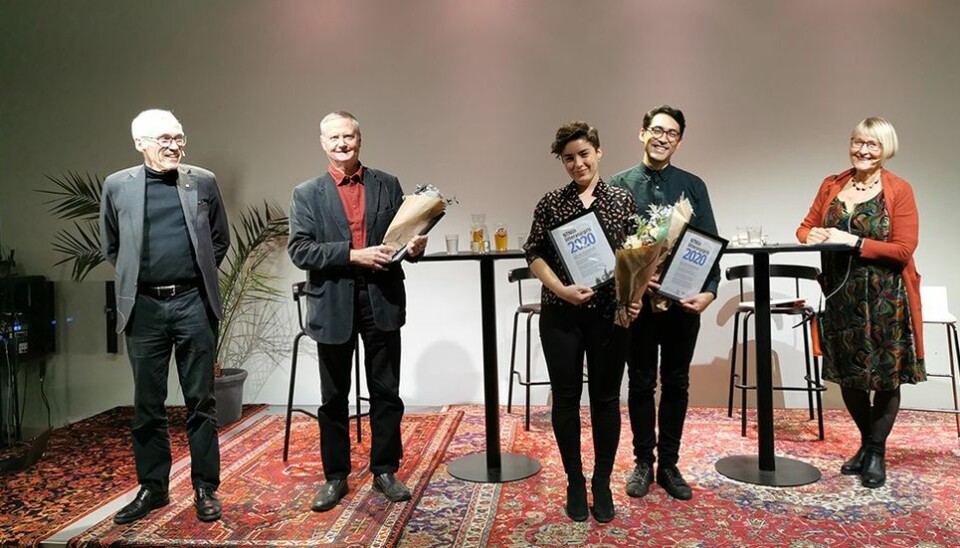 Siste gang litteraturprisen gikk til sakprosa var i 2020. Her ser vi glade prisvinnere flankert av daværende prorektor Bjarne Foss og juryleder Ellen Andenæs. Fra venstre: Erik Stenvik, Mirjam Sorge Folkvord og Brian Cliff Olguin.