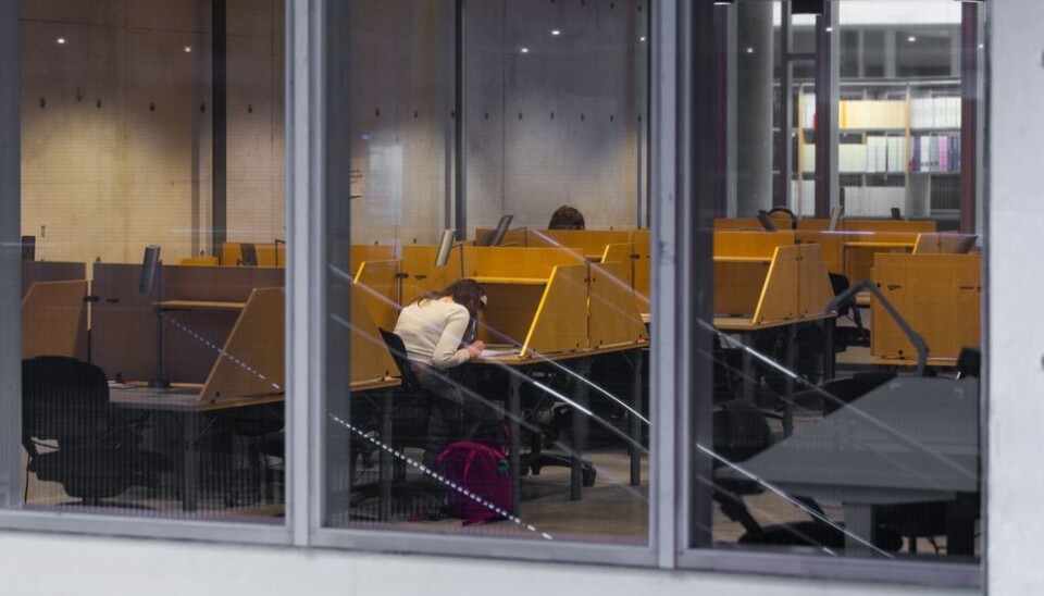 Lesesal i koronatid: Flere studenter har vært mindre fornøyde med læringsmiljøet i fjor sammenliknet med året før, viser Studiebarometeret.