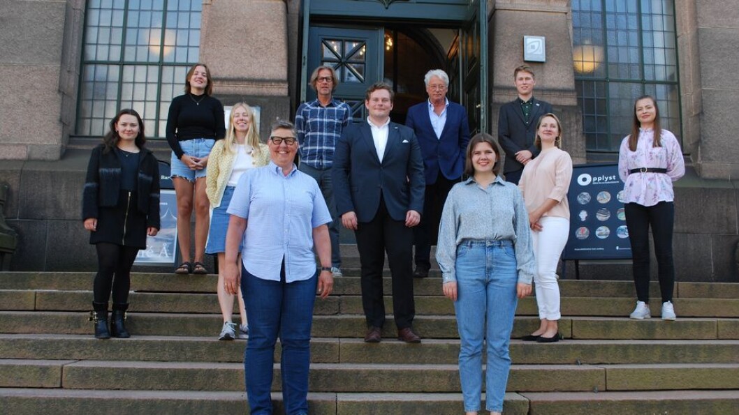 Årets fredspriskomité. Bak f.v.: Johanne Geisler, John Peder Egenæs, Christian Borch, Herman Siggerud. Midten f.v.: Maika Marie Godal Dam, Emma Bø, Joachim Børlie, Hilde Restad, Tilde Dalberg. Foranf.v.: Gro Lindstad, Sunniva Folgen Høiskar. Årets fredspriskomité. Bak f.v.: Johanne Geisler, John Peder Egenæs, Christian Borch, Herman Siggerud. Midten f.v.: Maika Marie Godal Dam, Emma Bø, Joachim Børlie, Hilde Restad, Tilde Dalberg. Foranf.v.: Gro Lindstad, Sunniva Folgen Høiskar.