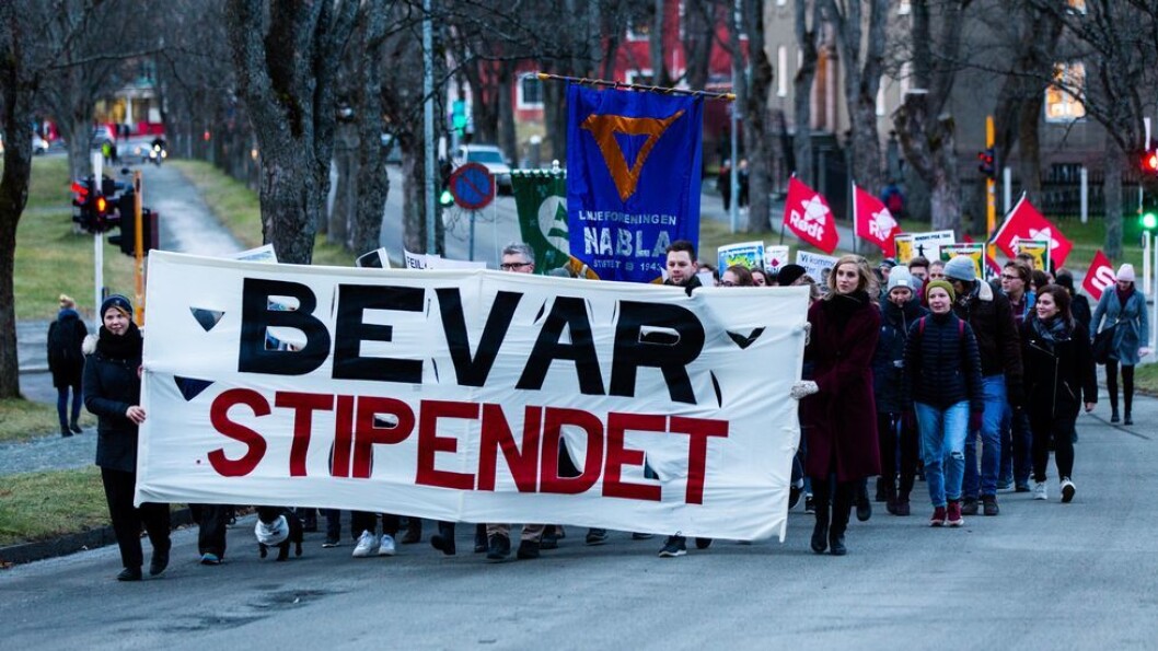 Stipendet skal ikke bare bevares, men utvides, foreslår regjeringen. Bildet er fra demonsrtrasjoner for to år siden, da samme regjering innstilte på innskrenkninger i stipendordningen. Stipendet skal ikke bare bevares, men utvides, foreslår regjeringen. Bildet er fra demonsrtrasjoner for to år siden, da samme regjering innstilte på innskrenkninger i stipendordningen.