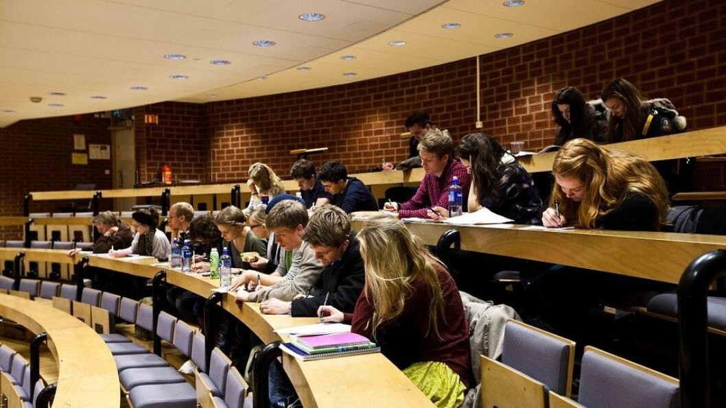 Systemet med QR-registrering ved inngangene til auditoriene, særlig kombinert med registrering av hvilken nummerert plass man sitter ved, er særlig godt egnet for smittesporing, sier kommuneoverlege Tove Røsstad (illustrasjonsfoto). Systemet med QR-registrering ved inngangene til auditoriene, særlig kombinert med registrering av hvilken nummerert plass man sitter ved, er særlig godt egnet for smittesporing, sier kommuneoverlege Tove Røsstad (illustrasjonsfoto).