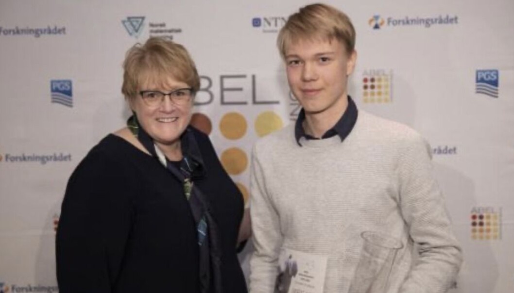 Kunnskapsminister Trine Skei Grande var den tredje i rekken som fikk gleden av å dele ut Abelkonkurransens førstepris til Andreas Alberg. Nå er han kåret som en av verdens beste matteelever. Kunnskapsminister Trine Skei Grande var den tredje i rekken som fikk gleden av å dele ut Abelkonkurransens førstepris til Andreas Alberg. Nå er han kåret som en av verdens beste matteelever.