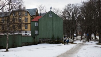 Det grønne huset i Grensen er blant dem som foreslås revet for å gjøre plass til nye universitetsbygg. I bakgrunn ses NTNUs hovedbygning på toppen av Høgskolebakken. Det gule huset til venstre i bildet er den fredede Thingvalla-gården, som etter all sannsynlighet får stå. Det grønne huset i Grensen er blant dem som foreslås revet for å gjøre plass til nye universitetsbygg. I bakgrunn ses NTNUs hovedbygning på toppen av Høgskolebakken. Det gule huset til venstre i bildet er den fredede Thingvalla-gården, som etter all sannsynlighet får stå.