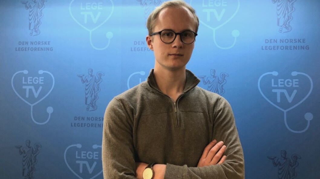 Veldig mange av studentene som har deltidsjobb på sykehjem, hjemmetjeneste eller legevakt, så dette har medført bekymring, uttalte Håvard Ulsaker, leder for Norsk medisinstudentforening. Veldig mange av studentene som har deltidsjobb på sykehjem, hjemmetjeneste eller legevakt, så dette har medført bekymring, uttalte Håvard Ulsaker, leder for Norsk medisinstudentforening.