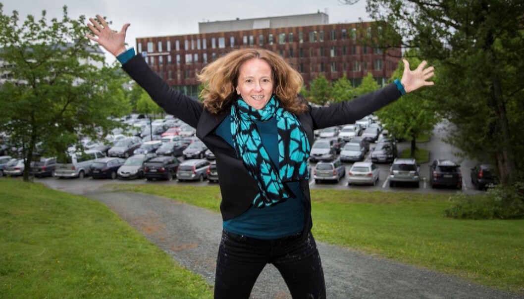 Grunn for jubel. Monica Rolfsens jubelhopp til ære for fotografen gjaldt opprettelsen av økonomifakultetet. I dag er det også grunn for jubel, nå over søkertallene. Grunn for jubel. Monica Rolfsens jubelhopp til ære for fotografen gjaldt opprettelsen av økonomifakultetet. I dag er det også grunn for jubel, nå over søkertallene.