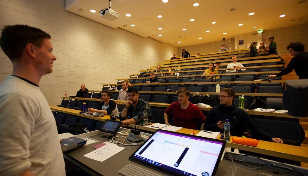 - Det er den ansatte som beholder alle rettigheter til det åndsverket som er skapt i ansettelsesforholdet, slår Torger Kielland fast. (Illustrasjonsbilde fra ei forelesning med universitetslektor Egil Krystad ) - Det er den ansatte som beholder alle rettigheter til det åndsverket som er skapt i ansettelsesforholdet, slår Torger Kielland fast. (Illustrasjonsbilde fra ei forelesning med universitetslektor Egil Krystad )