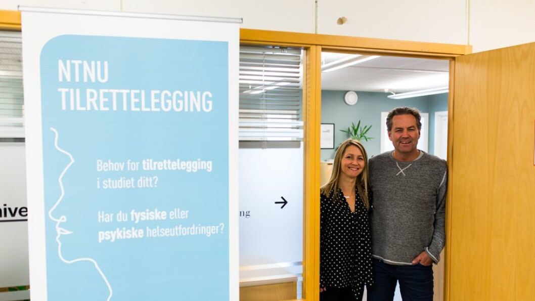 Rådgiver Gisle Marhaug i NTNU Tilrettelegging forteller at har hatt studenter inne som både er i risikogruppen og har psykiske utfordringer. Med det får de en ekstra belastning i en pandemitid. Her er han avbildet med faggruppeleder Hanne Kvello ved en tidligere anledning. Rådgiver Gisle Marhaug i NTNU Tilrettelegging forteller at har hatt studenter inne som både er i risikogruppen og har psykiske utfordringer. Med det får de en ekstra belastning i en pandemitid. Her er han avbildet med faggruppeleder Hanne Kvello ved en tidligere anledning.