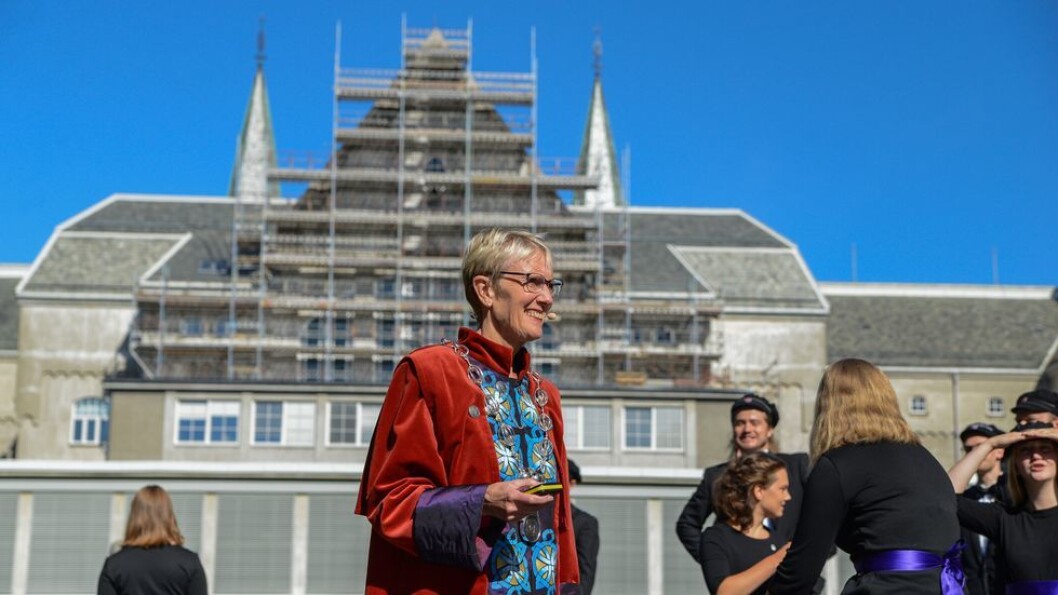 Vi er avhengige av gode ledere for å kunne utvikle NTNU i årene framover, sier rektor Anne Borg, her avbildet under immatrikuleringen 2020. Vi er avhengige av gode ledere for å kunne utvikle NTNU i årene framover, sier rektor Anne Borg, her avbildet under immatrikuleringen 2020.