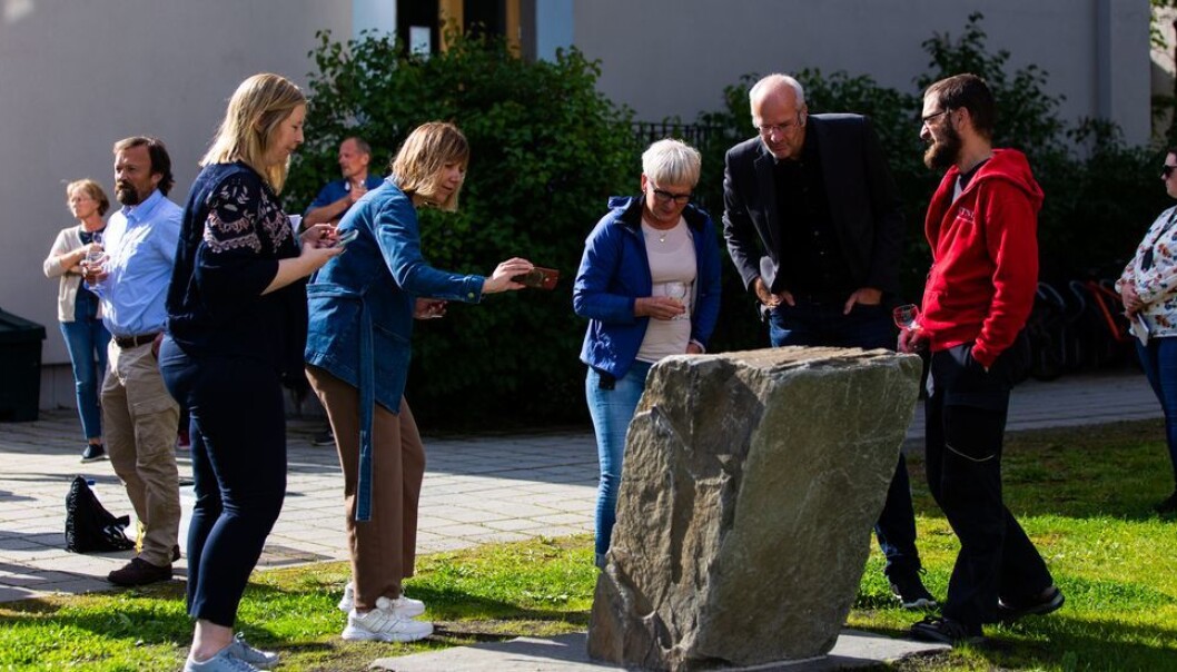 Snaut 20 personer hadde møtt opp for å få med seg den merkelige seansen utenfor Kjemiblokk 3. Snaut 20 personer hadde møtt opp for å få med seg den merkelige seansen utenfor Kjemiblokk 3.