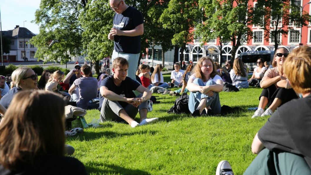 Studenter i Trondheim slipper unna nye munnbindanbefalinger. Men deres studentkolleger i Oslo må belage seg på å bruke munnbind ved kollektivreise. Studenter i Trondheim slipper unna nye munnbindanbefalinger. Men deres studentkolleger i Oslo må belage seg på å bruke munnbind ved kollektivreise.