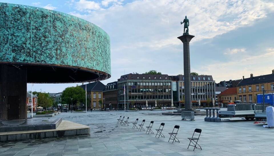 De første stolene var på plass, med behørlig avstand, foran scenen på Torvet i Trondheim torsdag morgen.