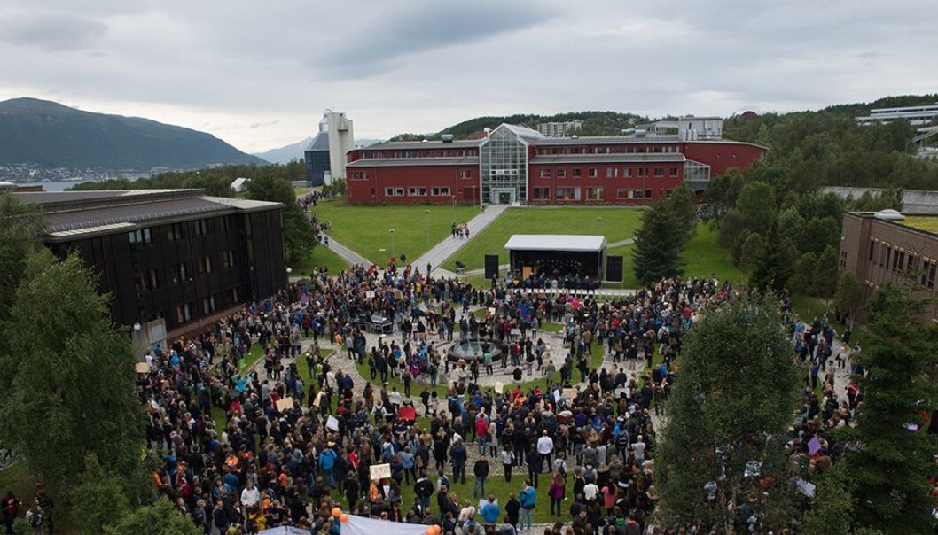I en studentbolig ved Universitetet i Tromsø var studentene lite villige til å avslutte festen. I en studentbolig ved Universitetet i Tromsø var studentene lite villige til å avslutte festen.