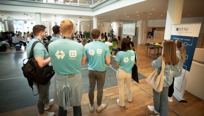 Fadderne på campus Ålesund står klare til å vise nye studenter campus. Fadderne på campus Ålesund står klare til å vise nye studenter campus.