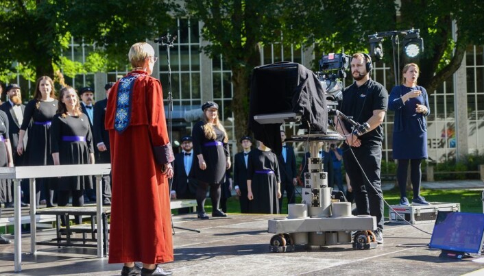 Rektor Anne Borg, immatrikulering 2020. Vanligvis ser rektor ut over et menneskehav av studenter - nå så hun rett inn i en stor, svart skjerm under immatrikuleringen. Bak tolken som sørget for at talen hennes ble tilgjengelig også for hørselshemmede. Rektor Anne Borg, immatrikulering 2020. Vanligvis ser rektor ut over et menneskehav av studenter - nå så hun rett inn i en stor, svart skjerm under immatrikuleringen. Bak tolken som sørget for at talen hennes ble tilgjengelig også for hørselshemmede.