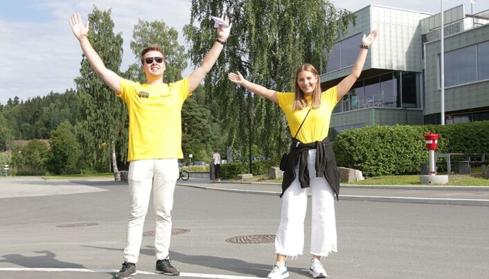 Herlig med studiestart i Gjøvik. Gulfadderne Sebastian Pettersen og Helene K. Öhl ønsker nye studenter velkommen. Herlig med studiestart i Gjøvik. Gulfadderne Sebastian Pettersen og Helene K. Öhl ønsker nye studenter velkommen.