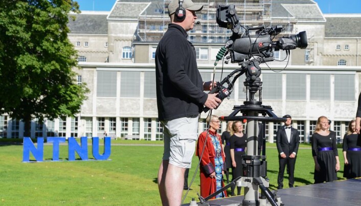 Under immatrikuleringen 2020 satte den digitale overføringen av talen sitt preg på arrangementet. Fotografer, filmere og lydmenn sørget for at talen ble overført til alle studentene som ønsket å følge immatrikuleringen. Bak: rektor Anne Borg. Under immatrikuleringen 2020 satte den digitale overføringen av talen sitt preg på arrangementet. Fotografer, filmere og lydmenn sørget for at talen ble overført til alle studentene som ønsket å følge immatrikuleringen. Bak: rektor Anne Borg.