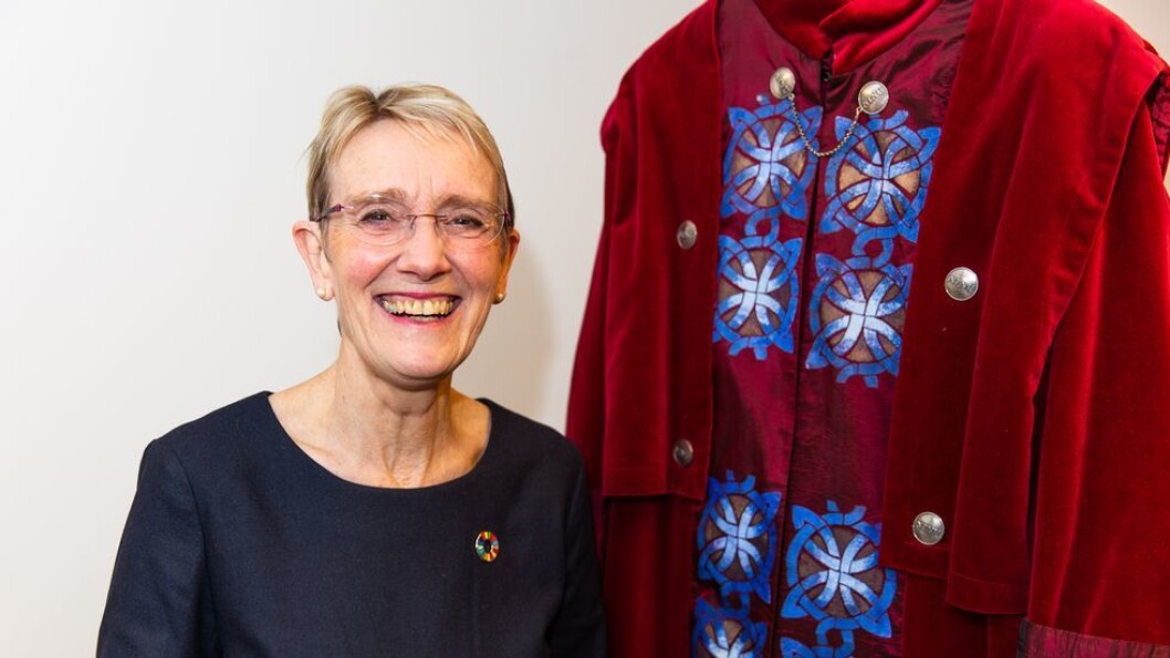 De neste fem og et halvt årene tilhører denne kappen Anne Borg. De neste fem og et halvt årene tilhører denne kappen Anne Borg.