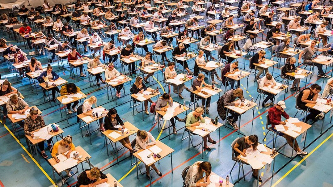 Slik har eksamener foregått i alle de år ved NTNU. Studenter på hver sin pult med eksamensvakter skulende over lokalet. Slik har eksamener foregått i alle de år ved NTNU. Studenter på hver sin pult med eksamensvakter skulende over lokalet.