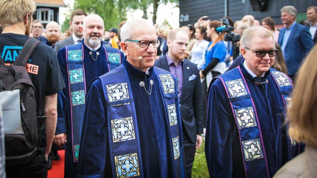 Stillingene til både Bjørn Gustafsson (t.h.) og Jørn Wroldsen lyses nå ut på nytt, men bare en av dem har svart på hvorvidt de vil søke. Og svaret til dekan Fredrik Shetelig rett bak er ett ord. Stillingene til både Bjørn Gustafsson (t.h.) og Jørn Wroldsen lyses nå ut på nytt, men bare en av dem har svart på hvorvidt de vil søke. Og svaret til dekan Fredrik Shetelig rett bak er ett ord.