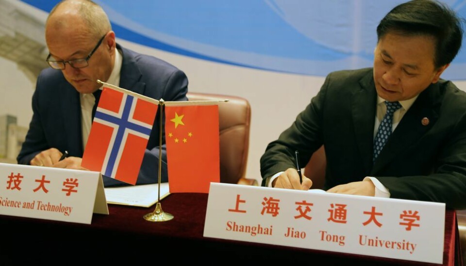 Det var i 2018, og NTNU-rektor Gunnar Bovim signerte samarbeidsavtale med sin kollega ved Jiao Tong-universitetet i Shanghai i 2018. I dag advarer PST mot kinesiske militære forskere i Norge.