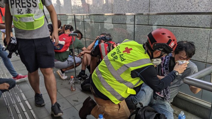 Studenter behandles for politiets bruk av tåregass under demonstrasjoner i Hongkong. Studenter behandles for politiets bruk av tåregass under demonstrasjoner i Hongkong.
