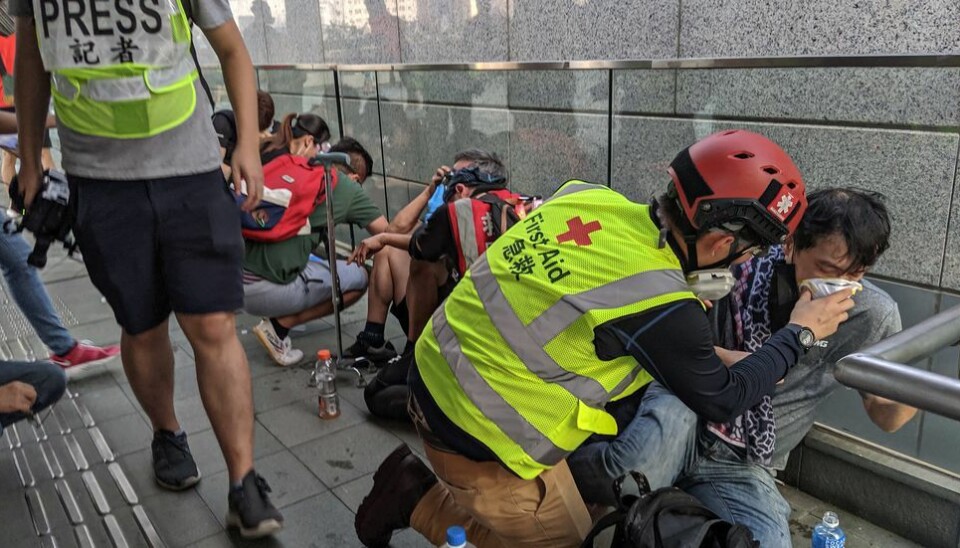 Studenter behandles for politiets bruk av tåregass under demonstrasjoner i Hongkong.
