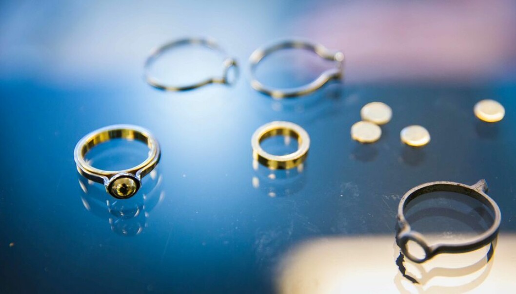 NTH-ringen består av en gullring inni en stålring med ei kule av gull på toppen. Sammen med doktorgradsringen er den en av de to offisielle ringene NTNU tilbyr i dag. Snart skal de få selskap av en egen mastergradsring.