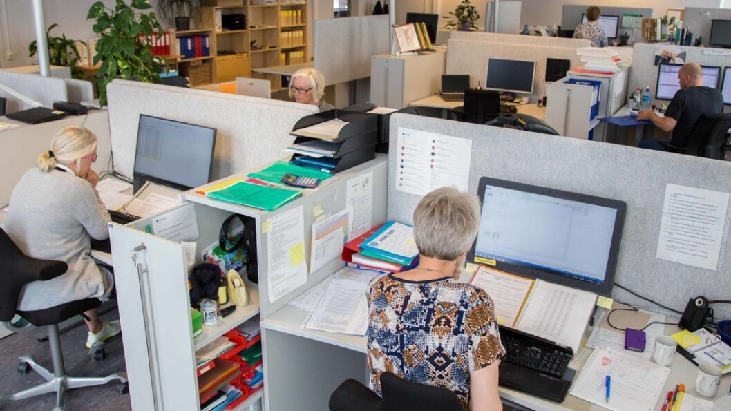Skal den nye normen for statlige bygninger gjelde, vil mange i kunnskapssektoren i fremtiden arbeide i åpne landskap. Men er det smart? - Dokumentasjonen i studiene vi har gjennomgått viser at det å flytte til åpent landskap kan føre til et betydelig tap for virksomheten, sier Jan Vilhelm Bakke, arbeidsmedisiner og overlege i Arbeidstilsynet. Arkivbilde fra NTNU. Skal den nye normen for statlige bygninger gjelde, vil mange i kunnskapssektoren i fremtiden arbeide i åpne landskap. Men er det smart? - Dokumentasjonen i studiene vi har gjennomgått viser at det å flytte til åpent landskap kan føre til et betydelig tap for virksomheten, sier Jan Vilhelm Bakke, arbeidsmedisiner og overlege i Arbeidstilsynet. Arkivbilde fra NTNU.