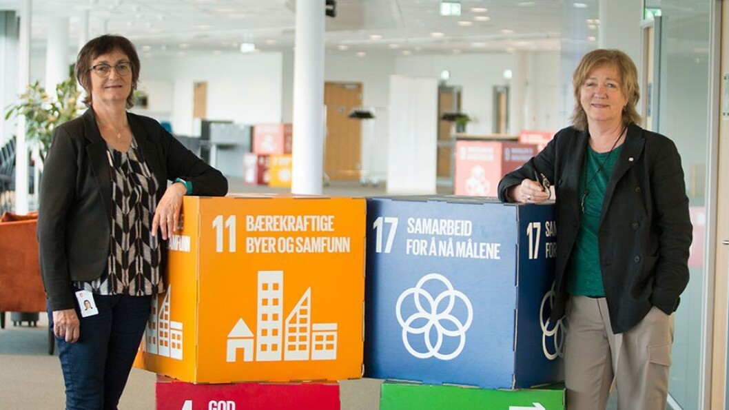 De skal samarbeide om smart helse og smarte og bærekraftige samfunn: Kommunedirektør Astrid J. Eidvik fra Ålesund kommune (til venstre) og viserektor Annik Magerholm Fet fra NTNU. De skal samarbeide om smart helse og smarte og bærekraftige samfunn: Kommunedirektør Astrid J. Eidvik fra Ålesund kommune (til venstre) og viserektor Annik Magerholm Fet fra NTNU.