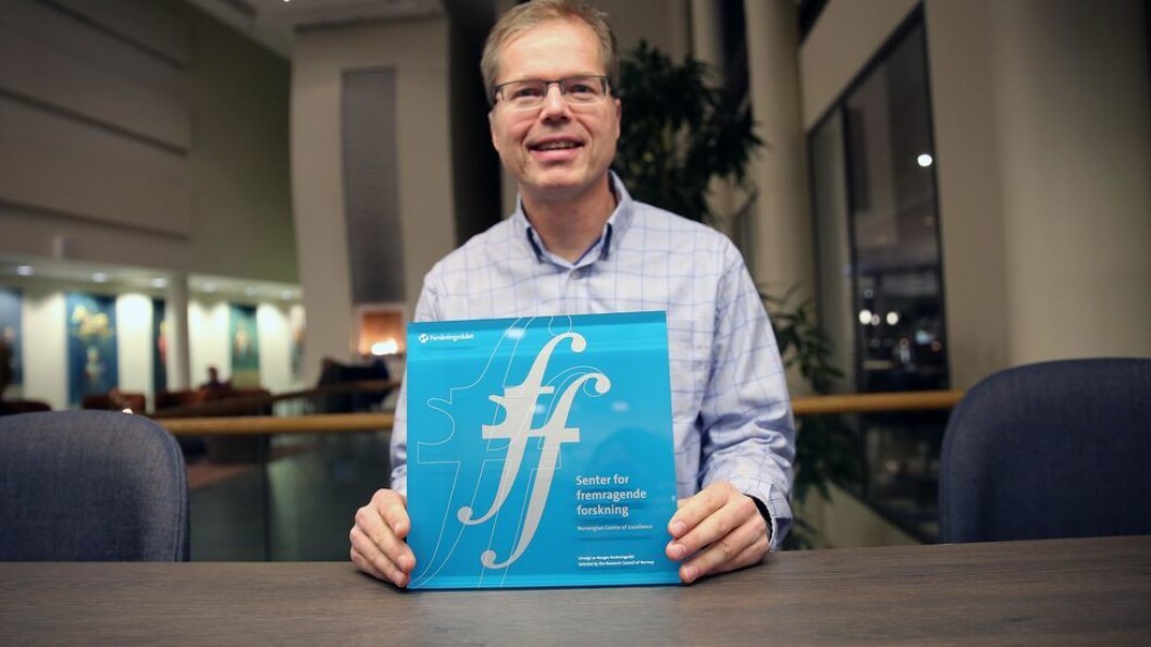 #Denfølelsen. Professor og, siden september i fjor, SFF-leder Arne Brataas med det synlige symbolet, plaketten han minutter før bildet ble tatt fikk overrrakt av Liv Furuberg fra Norges Forskningsråd. #Denfølelsen. Professor og, siden september i fjor, SFF-leder Arne Brataas med det synlige symbolet, plaketten han minutter før bildet ble tatt fikk overrrakt av Liv Furuberg fra Norges Forskningsråd.
