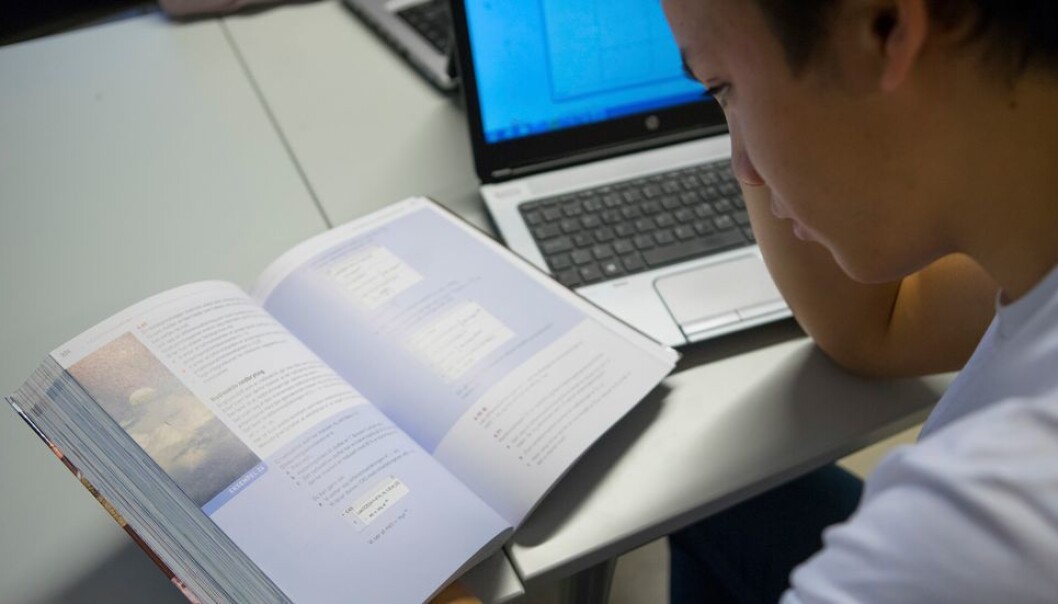 Stadig flere studerer digitalt. Flere ønsker å studere der de bor, noe som er en nødvendig utvikling, ifølge minister Ola Borten Moe. Stadig flere studerer digitalt. Flere ønsker å studere der de bor, noe som er en nødvendig utvikling, ifølge minister Ola Borten Moe.