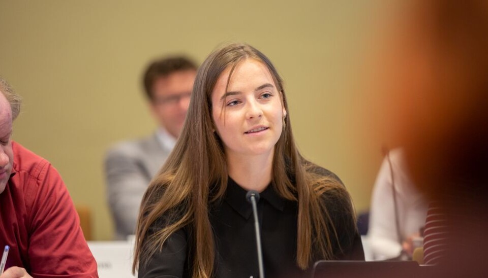 Karoline Abildsnes sitter i Studenttingets valgstyre og er selv innvalgt fra studentene som representant i NTNUs styre i denne perioden. Nå oppfordrer hun flere kvinnelige studenter til å stille som kandidater.