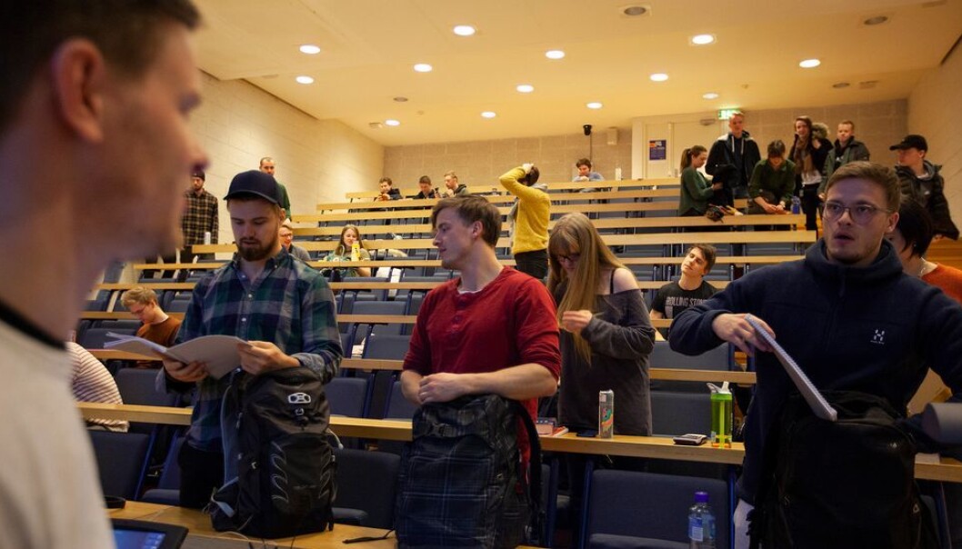 Her forlater studenter forelesningssalen da vpandemien traff NTNU. I tida framover er fysisk undervisning tillatt. Underveis i forelesninger og i vanlige undervisningssituasjoner er det ikke nødvendig med munnbind, men det kan være nødvendig i undervisning der studentene samarbeider eller beveger seg rundt. Her forlater studenter forelesningssalen da vpandemien traff NTNU. I tida framover er fysisk undervisning tillatt. Underveis i forelesninger og i vanlige undervisningssituasjoner er det ikke nødvendig med munnbind, men det kan være nødvendig i undervisning der studentene samarbeider eller beveger seg rundt.