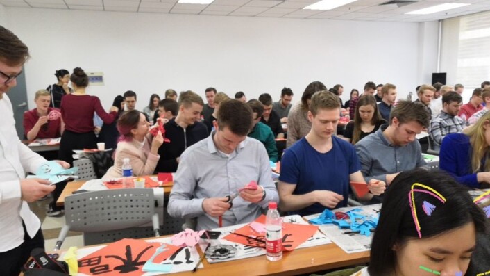 Trivelig i Kina før Corona: BIT studenter på besøk på Tsinghua Universitetet, på kalligrafikurs. Trivelig i Kina før Corona: BIT studenter på besøk på Tsinghua Universitetet, på kalligrafikurs.