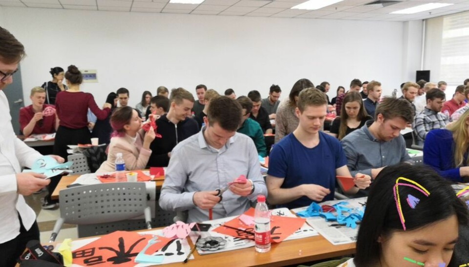 Trivelig i Kina før Corona: BIT studenter på besøk på Tsinghua Universitetet, på kalligrafikurs.