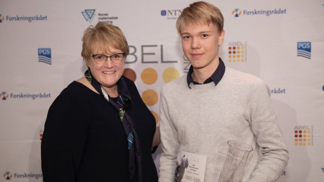Kunnskapsminister Trine Skei Grande var den tredje i rekken som fikk gleden av å dele ut Abelkonkurransens førstepris til Andreas Alberg. Kunnskapsminister Trine Skei Grande var den tredje i rekken som fikk gleden av å dele ut Abelkonkurransens førstepris til Andreas Alberg.