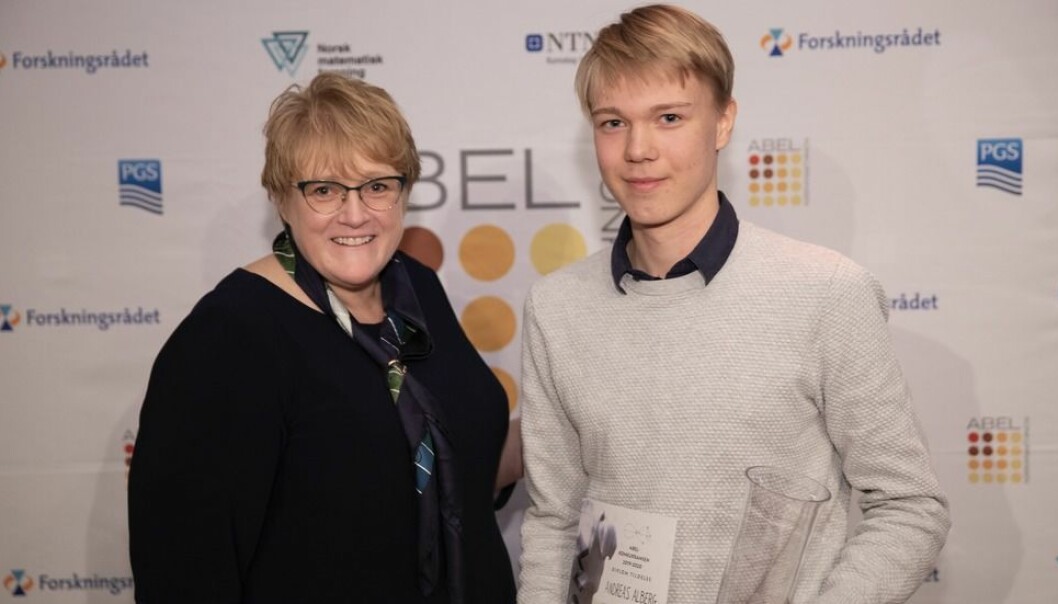 Kunnskapsminister Trine Skei Grande var den tredje i rekken som fikk gleden av å dele ut Abelkonkurransens førstepris til Andreas Alberg.