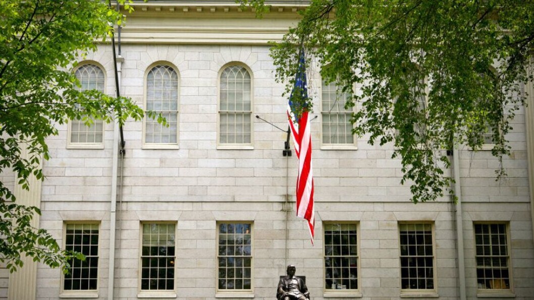 Arrestasjonen av professor Charles M Lieber ved Harvard antas å ha vært en av årsakene til at Trump-administrasjonen krever redegjørelse fra blant annet dette universitetet for hva de har mottatt av pengegaver fra utlandet. Arrestasjonen av professor Charles M Lieber ved Harvard antas å ha vært en av årsakene til at Trump-administrasjonen krever redegjørelse fra blant annet dette universitetet for hva de har mottatt av pengegaver fra utlandet.