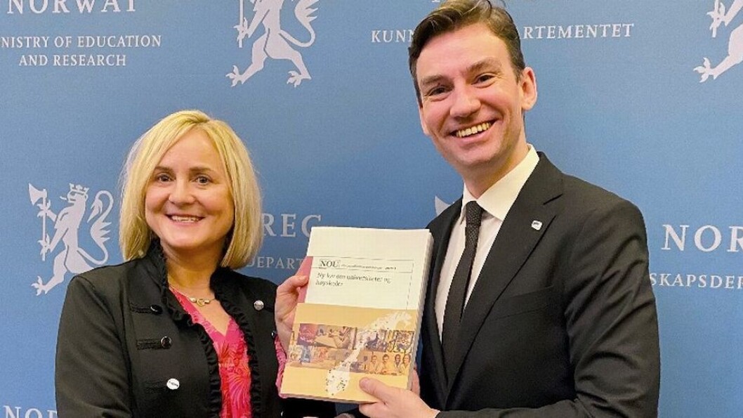- Jeg vil at UH-loven skal bli enklere å forstå, sa minister Henrik Asheim da han fikk seg overrakt utvalgets utredning avv utvalgsleder Helga Aune denne uka. - Jeg vil at UH-loven skal bli enklere å forstå, sa minister Henrik Asheim da han fikk seg overrakt utvalgets utredning avv utvalgsleder Helga Aune denne uka.