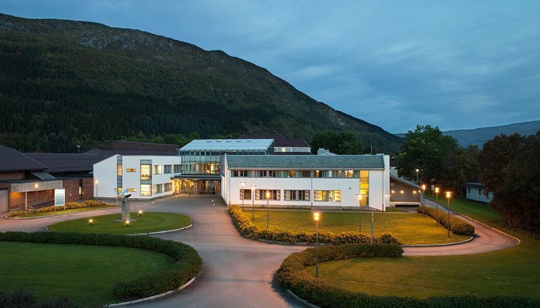 Først skulle det legges ned, så skulle det videreføres frem til nødvendige godkjenninger var på plass for å etablere en egen utdanningsinstitusjon. Nå skal campus Nesna gjenoppstå under Nord universitet. Først skulle det legges ned, så skulle det videreføres frem til nødvendige godkjenninger var på plass for å etablere en egen utdanningsinstitusjon. Nå skal campus Nesna gjenoppstå under Nord universitet.