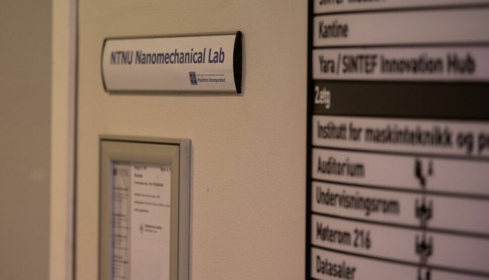 Det er bak denne døra inn til Nano-mekanisk lab, at den tiltalte skal ha invitert to gjesteforskere fra Iran. Her skal datainnbrudd ha skjedd.