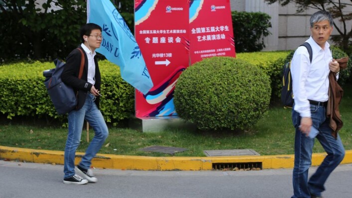 Følg med. Studenter ved Fudan-universitetet i Shanghai på vei til forelesning. Underviserne deres må holde seg oppdatert på hva de får lov til å undervise dem om. Følg med. Studenter ved Fudan-universitetet i Shanghai på vei til forelesning. Underviserne deres må holde seg oppdatert på hva de får lov til å undervise dem om.
