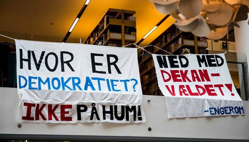 Studentene på Københavns universitet nekter dekan adgang til kontoret. Og gir klar beskjed om hva de mener om ledelsen. Studentene på Københavns universitet nekter dekan adgang til kontoret. Og gir klar beskjed om hva de mener om ledelsen.